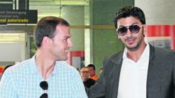 Shatat vuelve de regreso a Málaga acompañado por el director de comunicación del club, Víctor Varela.