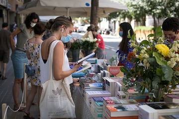 Parada de libros y rosas frente a la libreria La Impossible. [ALBERT GARCIA]