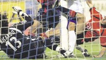 <b>AL LARGUERO. </b>En la primera parte, Óscar remató al larguero justo en boca de gol. Fue su mejor oportunidad.