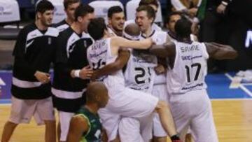 Los jugadores del FIATC Joventut abrazan al héroe Kirksay.