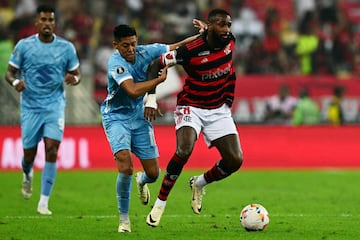 Ramiro Vaca disputa un balón con Gerson Santos en la derrota 2-0 de Bolívar con Flamengo por la ida de los octavos de final de la Copa Libertadores 2024. Tras el partido, dialogó con AS en el Maracana.