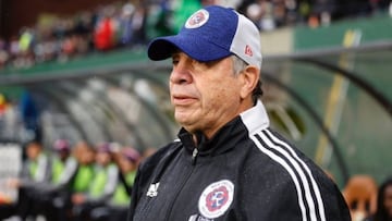 Bruce Arena, quien fuera entrenador de Estados Unidos, decidió renunciar a New England luego de estar un mes separado.