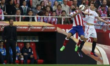  El centrocampista turco del Atlético de Madrid Arda Turan lucha un balón con el centrocampista polaco del Sevilla Grzegorz Krychowiak durante el partido de la vigésimo quinta jornada de Liga que disputan en el estadio Sánchez Pizjuán de Sevilla