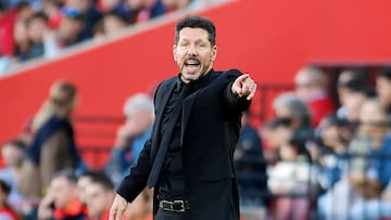 Atletico Madrid's Argentinian coach Diego Simeone gestures during the Spanish league football match between RCD Mallorca and Club Atletico de Madrid at the Mallorca Son Moix stadium in Palma de Mallorca on November 10, 2024. (Photo by JAIME REINA / AFP)