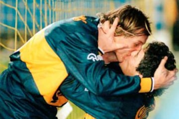 Tras un gol de Claudio Caniggia por Boca Juniors, Maradona no halló otra mejor manera de celbrar que besando al delantero.