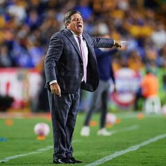 ‘Piojo’ Herrera: “No está mal jugar con línea de 5 frente a Argentina”