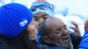 <b>DESCENSO. </b>Juanito Oiarzabal es ayudado en el descenso del Lhotse por Edurne Pasaban y sus sherpas.