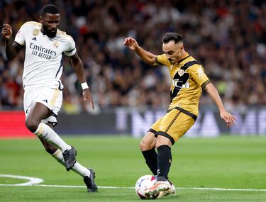 Álvaro García golpea un balón ante Rüdiger.