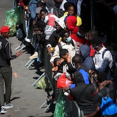 Tarjetas de débito con $13 dólares diarios de ayuda para inmigrantes en NY: esto es lo que se sabe