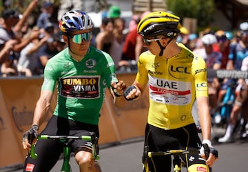 Tadej Pogacar charla con Van Aert antes del inicio de etapa. 