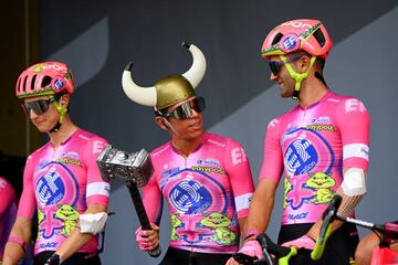La última etapa del Tour en territorio danés contó con el protagonismo de Rigoberto Urán, quien utilizó un casco y un martillo vikingo.
