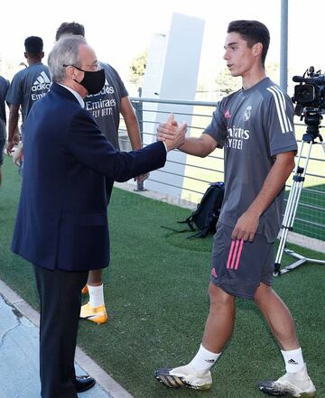 El presidente del Real Madrid visitó a la plantilla en la ciudad deportiva de Valdebebas con la vista puesta en el inicio de la nueva temporada.