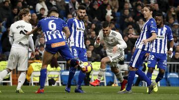 Jugadores del Alavés y Madrid durante un partido.