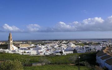 Al igual que sucede con Carmona. Ayamonte quizá se acerca más al concepto de ciudad que al de pueblo. Pero merece la pena hacer una excepción porque la fama le precede por su historia y su ubicación fronteriza. Su desembocadura del río Guadiana, sus iglesias y templos, sus dos playas de Isla Canela y Punta del Moral dejan fascinados a cualquiera. Un lugar de contrastes rodeado de marsimas que bien merece una oportunidad.