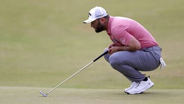 Jon Rahm alinea un putt durante el Open Británico.