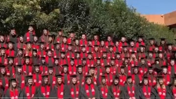 Video: el momento en el que alumnos de la Ibero caen de gradas durante foto de graduación