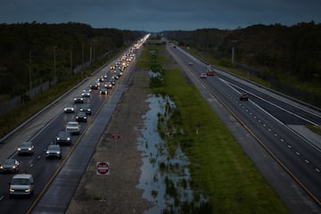 Una vista aérea de un dron muestra a los pasajeros conduciendo hacia el este desde la costa oeste antes de la llegada del huracán Milton, en el marcador de milla 51 en la Interestatal 75, Florida.