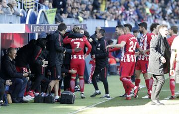 Griezmann celebra el 0-1 con Gameiro. 