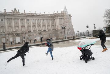 Durante todo el día ha caído una intensa nevada en Madrid que ha dejado estampas muy poco habituales en esta ciudad.