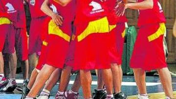 <b>UN VERANO MÁGICO. </b>Los jugadores de la Sub-16 celebran el pase a la final.