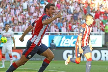 Chivas necesitaba en aquel entonces de un central con experiencia y renombre en el Fútbol Mexicano. Alanís llegó de Santos para el Clausura 2015, aunque en su primer torneo sufrió de una serie de lesiones. Logro ser parte fundamental en el equipo de Almeyda y salió de la institución entre polémica en el mercado de verano 2018 al Fútbol de España.