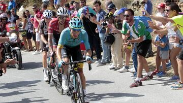 Miguel &Aacute;ngel &#039;Superman&#039; L&oacute;pez tira de Alberto Contador y Romain Bardet durante la etapa de Sierra Nevada en la Vuelta a Espa&ntilde;a.