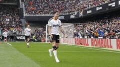 Valencia 1-0 Barcelona | Le cayó la pelota a Maxi Gómez dentro del área tras varios rechaces de los defensas, disparó muy desviado, pero el balón tocó en Alba y se introdujo en su portería.