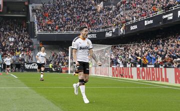 Valencia 1-0 Barcelona | Le cayó la pelota a Maxi Gómez dentro del área tras varios rechaces de los defensas, disparó muy desviado, pero el balón tocó en Alba y se introdujo en su portería.