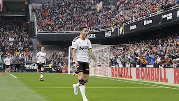 Valencia 1-0 Barcelona | Le cayó la pelota a Maxi Gómez dentro del área tras varios rechaces de los defensas, disparó muy desviado, pero el balón tocó en Alba y se introdujo en su portería.