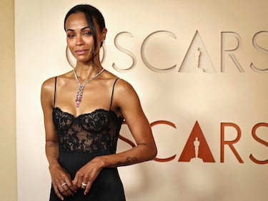 Zoe Salsana posa en la alfombra roja del Dolby Theatre.