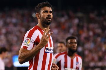 El punta hispanobrasileño, actualmente en el Atlético Mineiro, vivió muchos años ligado al Atlético, pero encadenando diversas cesiones hasta asentarse en el equipo (Sporting de Braga, Celta, Albacete, Valladolid y Rayo). Pero, con Simeone, llegó su explosión como un delantero espectacular. Regresó de Vallecas recuperado de su rodilla y concienciado para ganarse un hueco en el equipo y consiguió 20 goles y 9 asistencias en la temporada 2012-13, acabando como máximo goleador en Copa donde el Atlético se hizo con el título en el Santiago Bernabéu con tanto del ‘19’ incluido. Ya sin Falcao, Costa asumió esa responsabilidad y vivió el mejor año de su carrera con 36 tantos en la 2013-14, 27 de ellos para levantar el título de Liga. Unas actuaciones fulgurantes que llevaron al Chelsea a pagar su cláusula a la conclusión del campeonato y de una final de Champions donde apenas pudo participar. Tres años en el equipo londinense a buen nivel se vieron empañados por sus problemas con Conte y Costa lo tuvo claro, quería volver al Atlético, aunque una sanción de la FIFA impidiese su inscripción hasta enero de 2018. Su rendimiento ya nunca volvió a ser ni de cerca el que había dejado en su adiós, pero con Costa volvieron los títulos, apareciendo en momentos claves. Gol en las semifinales de la Europa League y doblete en la Supercopa de Europa ante el Real Madrid para endulzar su última etapa donde las lesiones le lastraron constantemente. Se marchó en diciembre de 2020 teniendo su papel inicial para el título liguero.  