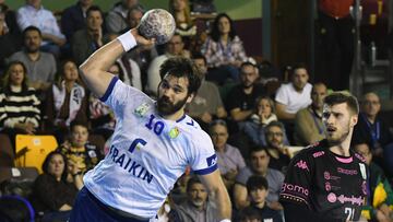 LEÓN, 18/03/2023.- El pivote de BM Granollers Oriol Rey (i) lanza a puerta en la segunda semifinal de la XXXIII Copa Plenitude ASOBAL que Abanca Ademar León y BM Granollers juegan hoy sábado en León. EFE/J.Casares
