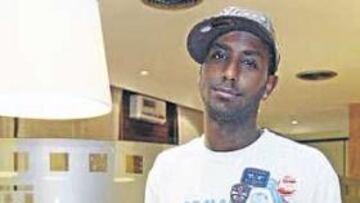 <b>CANSADO Y FELIZ. </b>Henok Goitom llegó anoche a su hotel y hoy se incorpora a la disciplina grana.