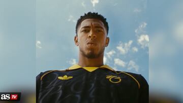 La marca de ropa deportiva que viste al futbolista inglés entregó en este ‘spot’ a Jude un calzado especial de color negro y dorado.