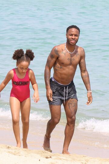 El jugador del Manchester City disfruta con su familia y amigos de unos días de vacaciones en la Costa Azul antes del partido de Champions ante el Madrid.