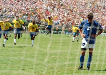 Roberto Baggio se lamenta tras errar un penalti en la victoria de la selecci¨®n brasile?a en la final de la Copa del Mundo de 1994.