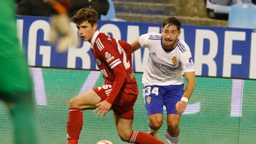 Ángel López intentar irse de un rival.