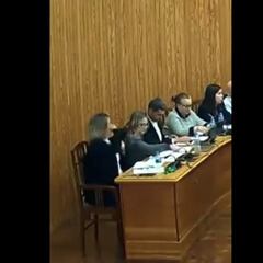 Una concejala de Vox hace el gesto de pegar un tiro a otro del PSOE en Montcada