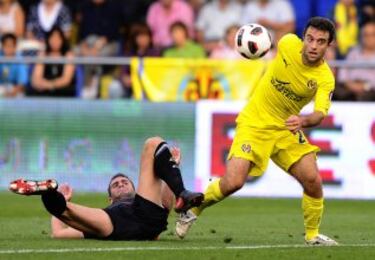 Jugó desde el 2007 hasta el 2013 siendo hasta la fecha el máximo goleador del Villarreal con 82 goles en total.
