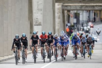 Christopher Froome en el segundo grupo al cruzar el puente sobre el río Ebro.