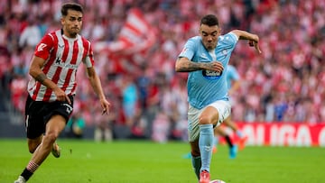 El delantero del Celta de Vigo Iago Aspas controla el bal¨®n ante Be?at Prados, del Athletic Club, durante su partido de la jornada 6 de LaLiga contra el Celta de Vigo en el estadio de San Mam¨¦s en Bilbao.