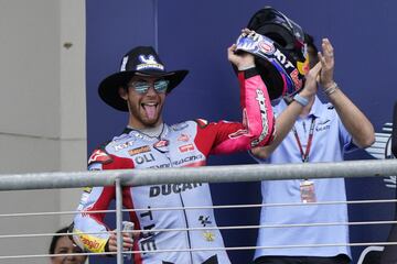 Enea Bastianini celebrando su victoria en el podio