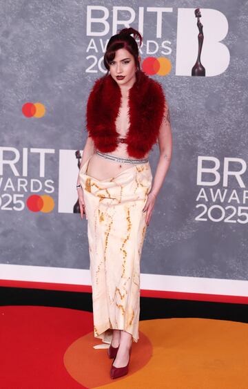 Abby Roberts posa en la alfombra de los Brit Awards 2025.