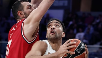 MADRID, 20/01/2026.- El ala pívot canadiense del Real Madrid Trey Lyles (d) entra a canasta ante el ala pívot del Armani Milán Filippo Ricci durante el encuentro correspondiente a la fase regular de la EuroLiga que disputan Real Madrid y Armani Milán hoy martes en el Movistar Arena. EFE/ Sergio Pérez.