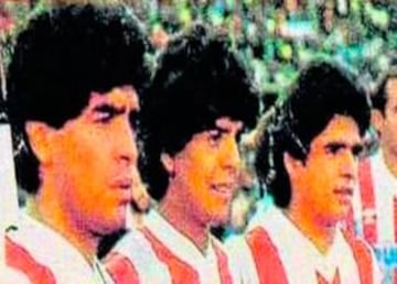 Raúl y Diego Maradona lo intentaron, jugar algunos partidos en el profesionalismo pero quedaron opacados por el Diego. 