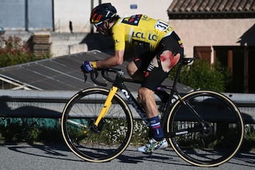 Primoz Roglic, herido por su caída en la última etapa de la París-Niza 2021.