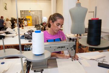 Siempre pendiente de la moda, Ona estudio Dise?o en Sabadell mientras iba creciendo en la sincro y se encarg車 de idear algunos ba?adores del equipo nacional en las competiciones. Despu谷s abri車 una marca propia de ba?adores. Se empez車 a convertir en un icono.