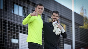 31-05-25. NIKOLA MARAS Y RUBÉN YÁÑEZ, ANTES DEL ENTRENAMIENTO.