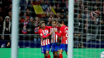 El delantero del Atlético Samuel Lino celebra con sus compañeros el tercer gol ante el Athletic, durante el partido de Liga en Primera División que Atlético de Madrid y Athletic Club disputan este sábado en el estadio Metropolitano.
