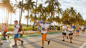 USA2980. MIAMI (FL, EEUU), 11/01/2023.- Fotografía de archivo cedida por The Miami Marathon donde aparecen unos participantes en el Maratón Life Time en Miami, Florida. El maratón de Miami (Florida, EE.UU.) anunció este miércoles que incluirá una categoría para atletas no-binarios, es decir, que no se identifican completamente como hombre ni como mujer, para su nueva edición, que se disputará el próximo 29 de enero. EFE/The Miami Marathon /SOLO USO EDITORIAL /NO VENTAS /SOLO DISPONIBLE PARA ILUSTRAR LA NOTICIA QUE ACOMPAÑA /CRÉDITO OBLIGATORIO